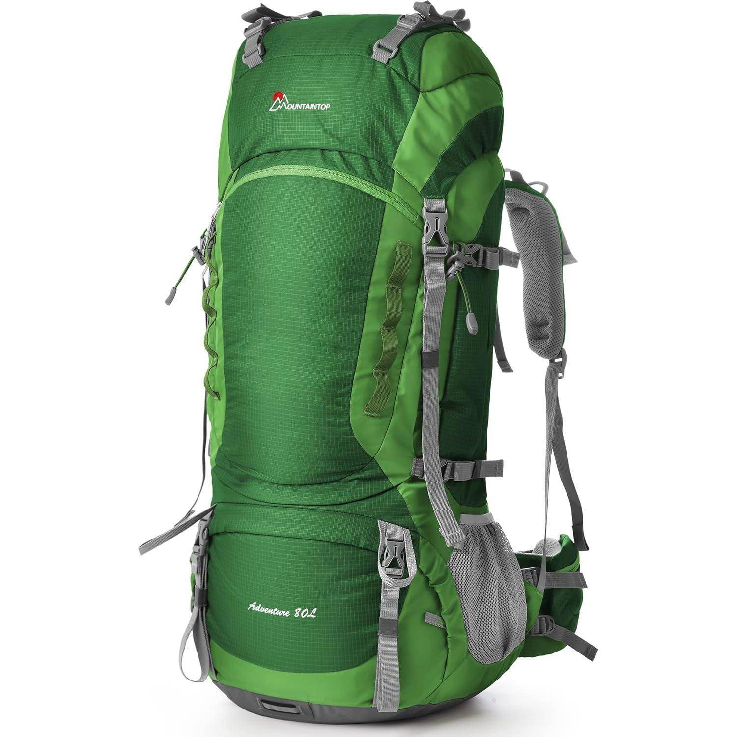 Ein großer grüner Wanderrucksack mit mehreren Riemen, Taschen und einem grauen Tragesystem, der für längere Outdoor-Einsätze und das Tragen von Ausrüstung konzipiert ist.