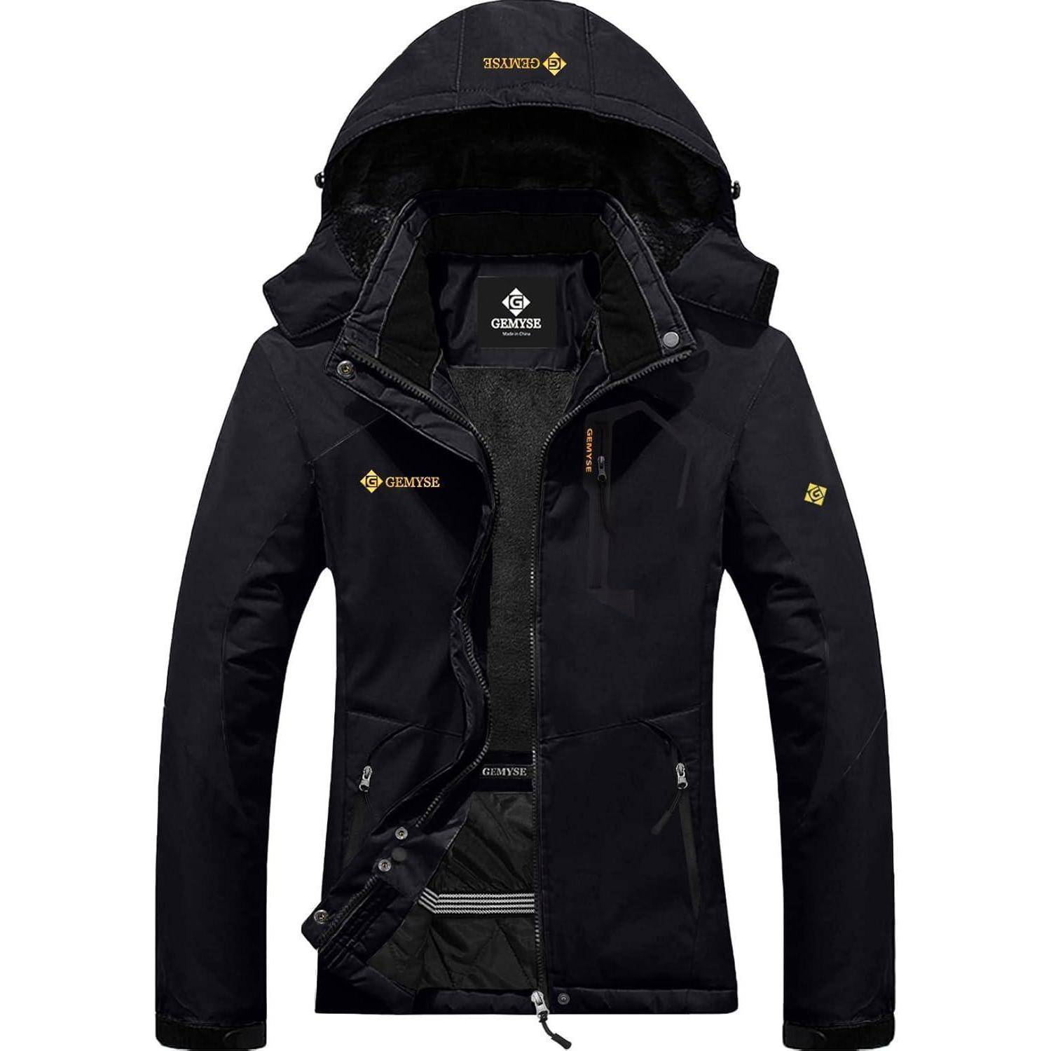 Schwarze Outdoor-Jacke mit Kapuze, durchgehendem Reißverschluss, Markenlogos auf Brust und Arm sowie weichem Futter. Geeignet für kalte Wetterbedingungen.