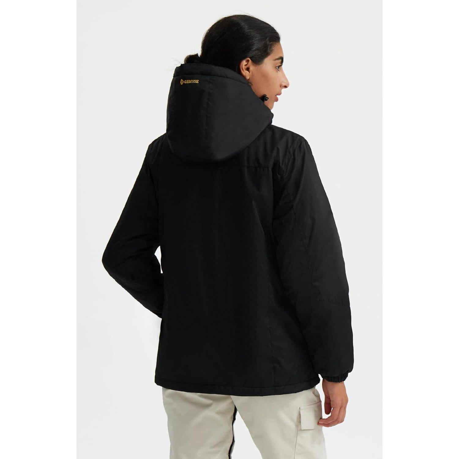 Eine Person trägt eine schwarze Winterjacke mit Kapuze und steht mit dem Rücken zur Kamera, wobei das Rückendesign und die Kapuzendetails der Jacke zu sehen sind.