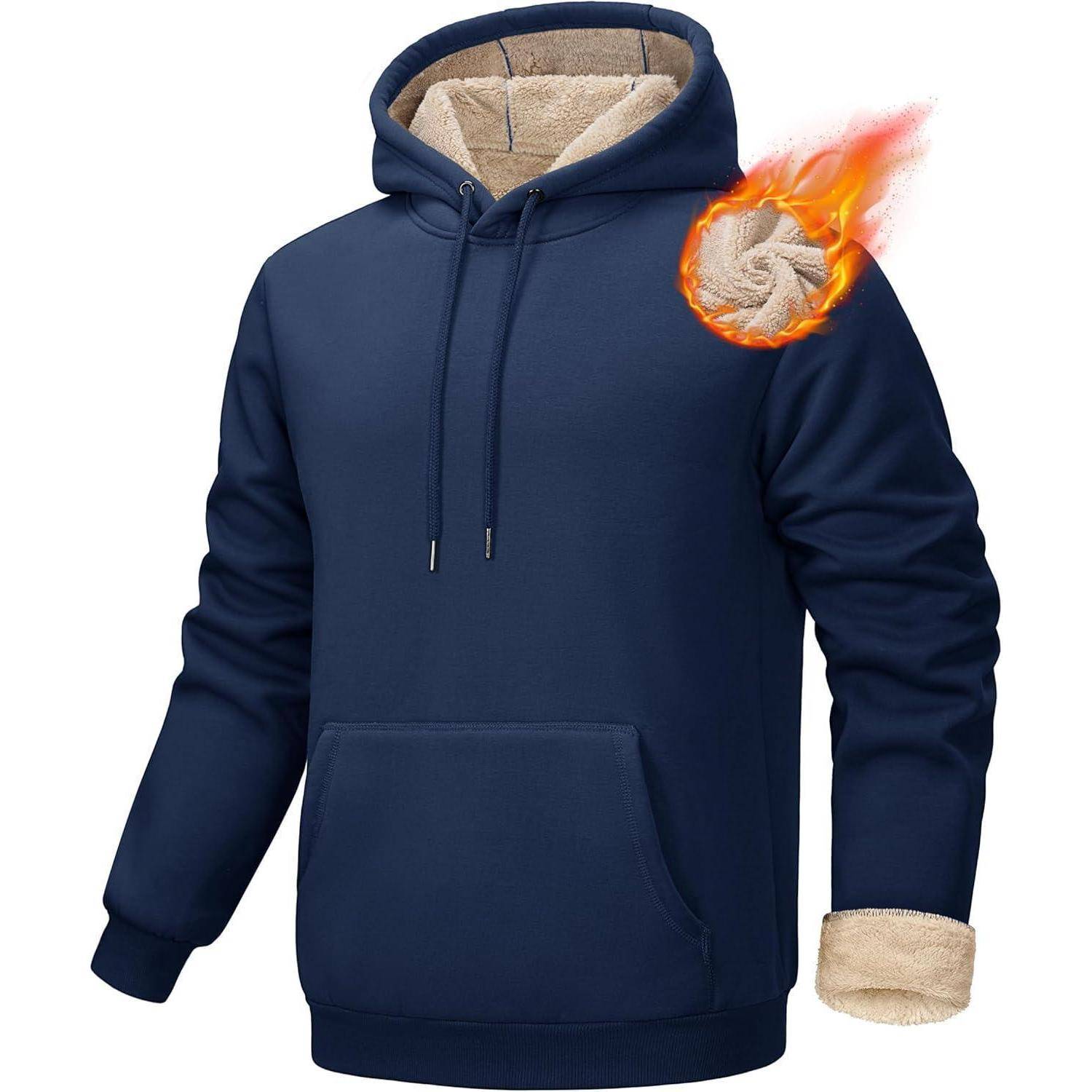 Ein dunkelblauer Hoodie mit beigefarbener Fleecefütterung ist zu sehen, der eine feurige Grafik im Schulterbereich trägt.