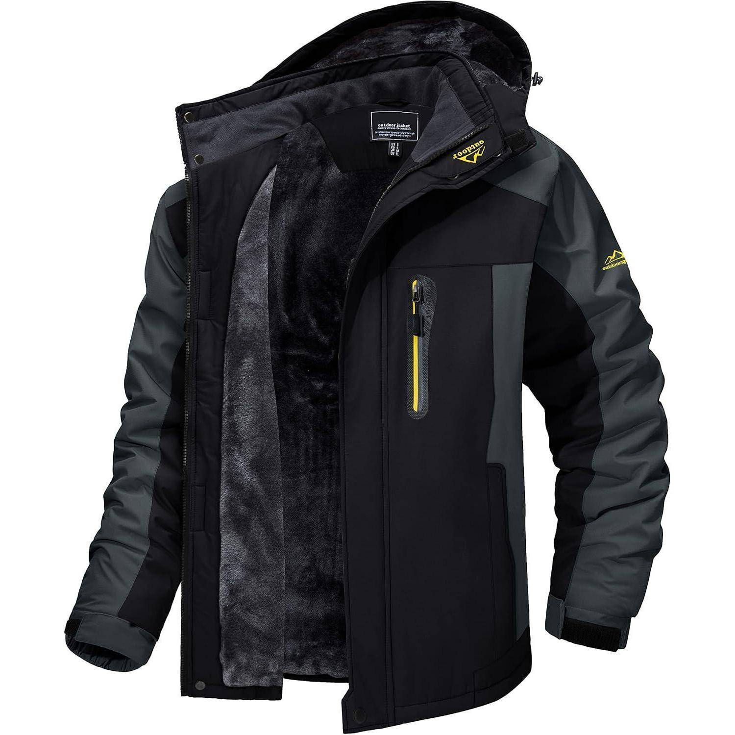 Eine schwarze und graue Winterjacke mit Kapuze, ausgestattet mit einem Reißverschluss vorne, einer Brusttasche mit gelbem Reißverschluss und verstellbaren Ärmelbündchen.
