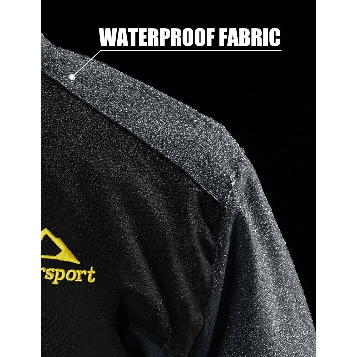 Nahaufnahme einer schwarzen Jacke mit Wassertropfen, die sich auf der Oberfläche zusammenschließen und die wasserdichte Eigenschaft des Stoffs demonstrieren. Text lautet 'WASSERDICHTER STOFF'.