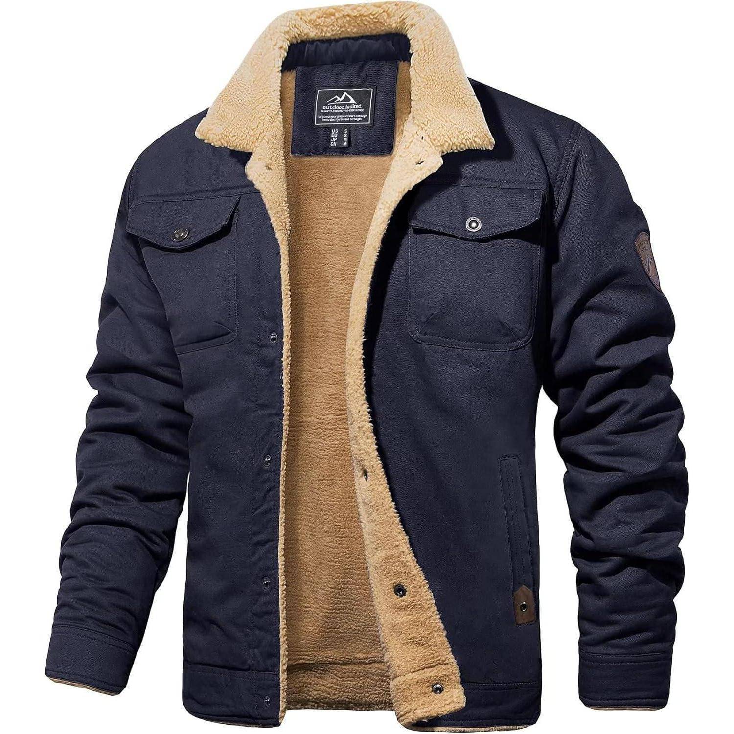 Eine marineblau-farbene Winterjacke mit beigefarbenem Fleecefutter, ausgestattet mit zugeknöpften Brusttaschen und seitlichen Taschen, vor einem weißen Hintergrund präsentiert.