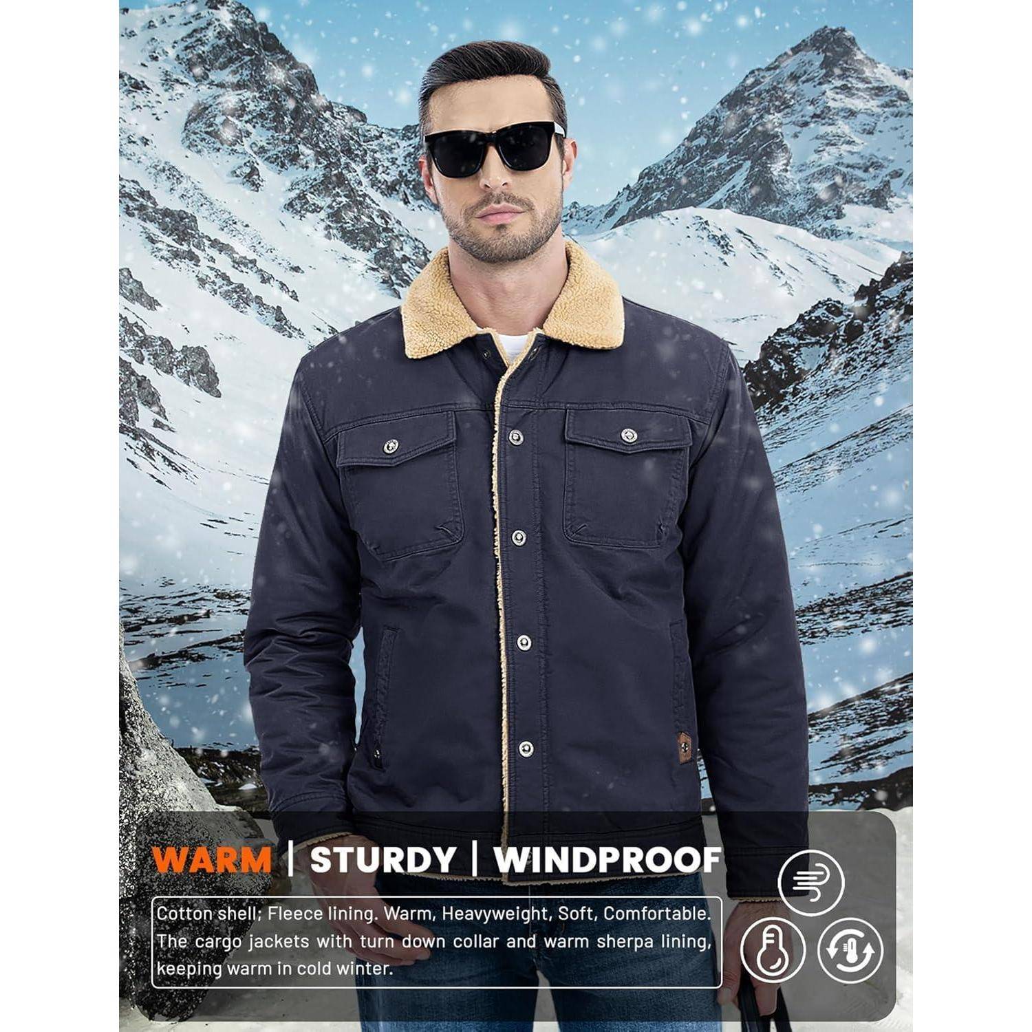 Ein Mann in einer dunklen Jacke steht in einer verschneiten Berglandschaft. Texthervorhebungen: 'Warm, Robust, Winddicht'. Eigenschaften beinhalten Fleecefutter.