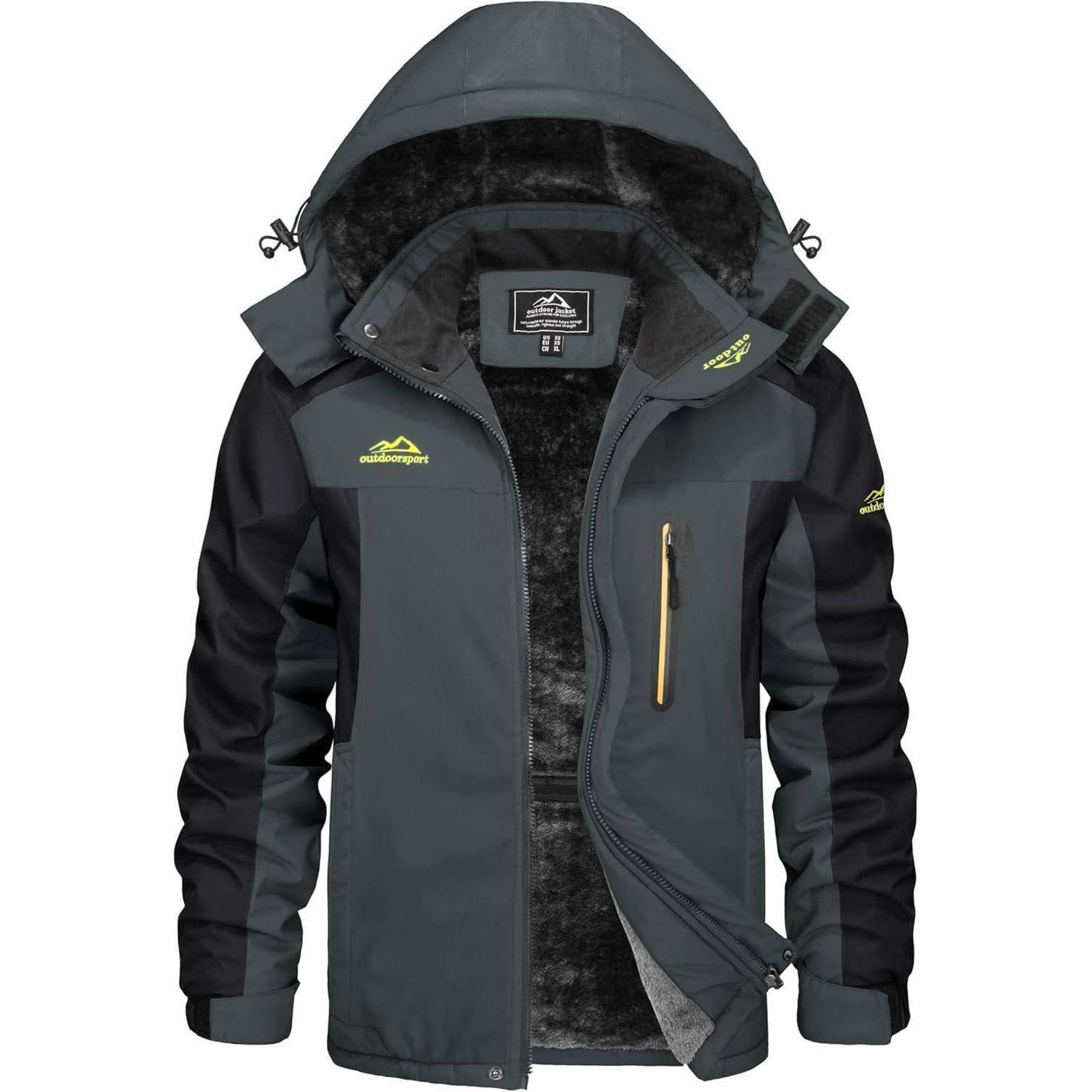 Eine graue und schwarze Outdoor-Jacke mit Kapuze, versehen mit einer gelben Reißverschlusstasche auf der Brust. Das Innenfutter ist mit weichem, dunklem Fell ausgestattet.