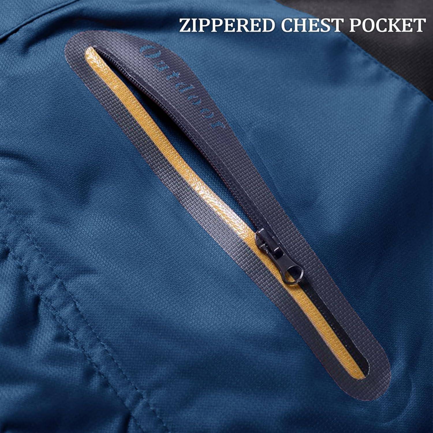 Blaue Jacke mit einer Brusttasche mit Reißverschluss, versehen mit einem gelben Akzent entlang des Reißverschlusses. Text lautet: 