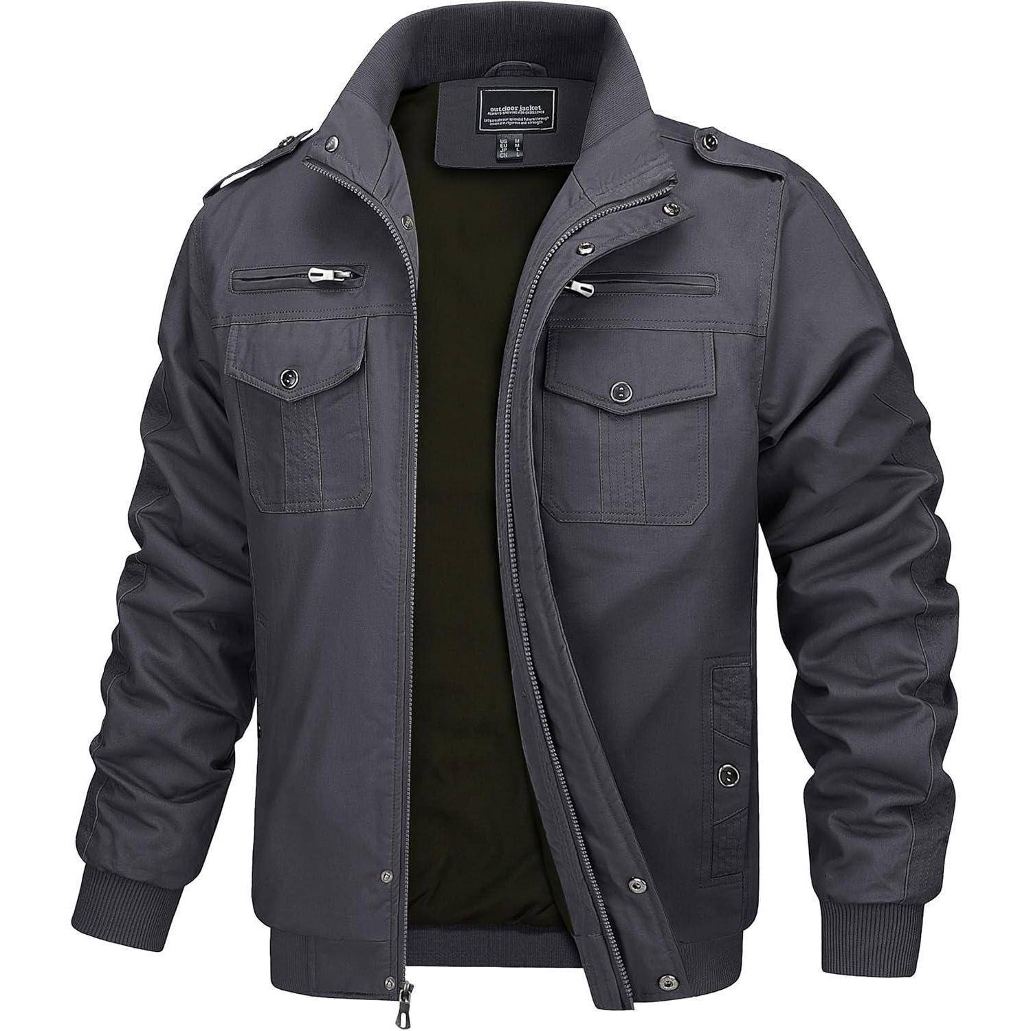 Eine dunkelgraue Herrenbomberjacke mit mehreren Taschen, einem Reißverschluss und Schulterpatten, die vor einem weißen Hintergrund präsentiert wird.