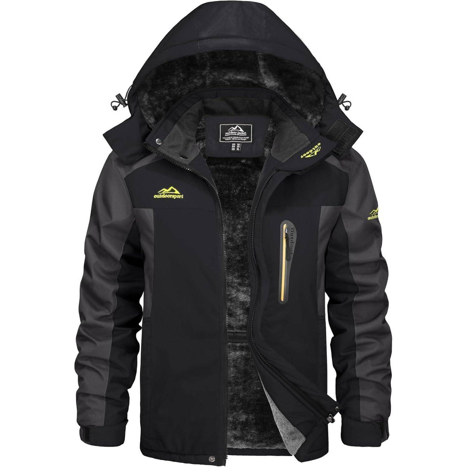 Eine schwarz-graue Outdoor-Jacke mit Fleecefutter, Kapuze und mehreren Reißverschlusstaschen, entwickelt für kalte Wetterbedingungen.
