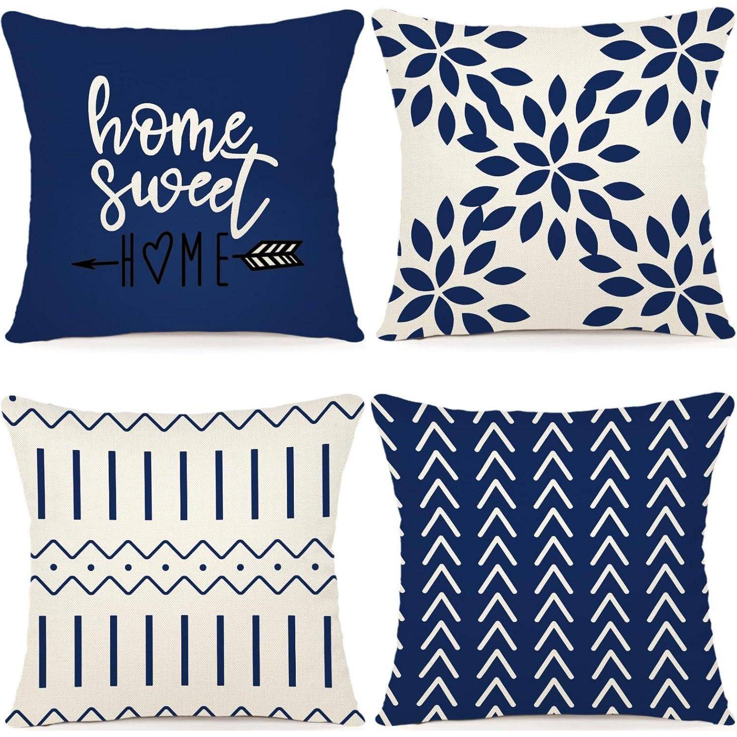 Vier dekorative Kissenbezüge: oben links mit dem Text 'Home Sweet Home', oben rechts mit Blumenmuster, unten links mit Streifen und Punkten, unten rechts mit Zickzack-Design, alle in Marineblau und Weiß.