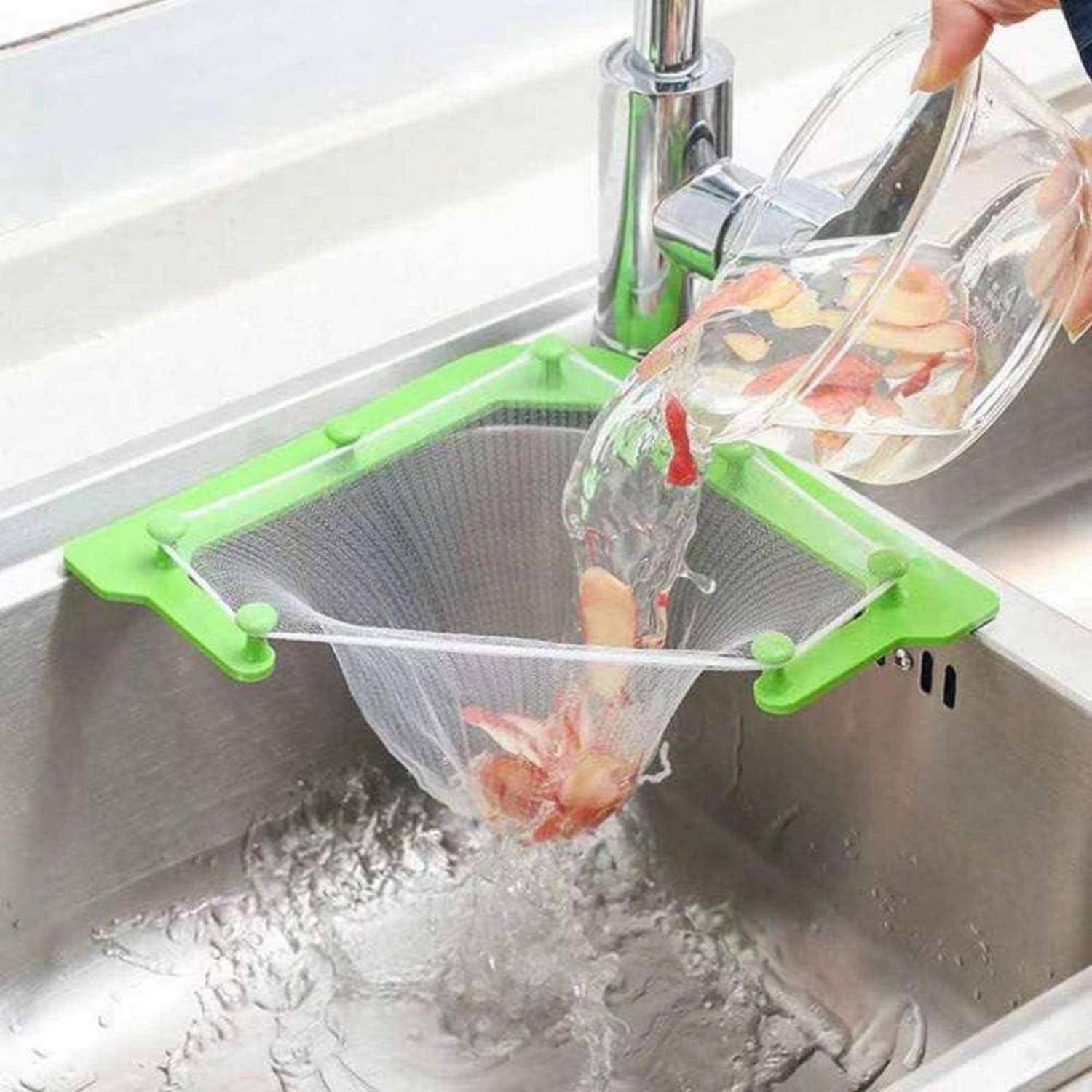 Ein Sieb, das an einer Ecke des Waschbeckens befestigt ist, fängt Essensreste aus dem Wasser auf, das aus einem Krug gegossen wird, und verhindert so Verstopfungen im Abfluss.
