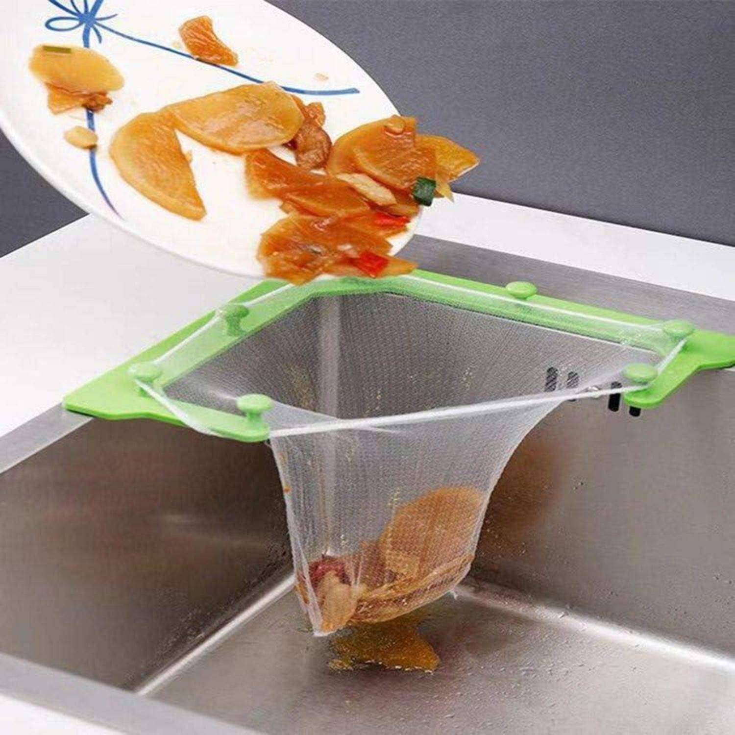 Ein Teller wird über ein Sieb gehalten, das sich über einem Waschbecken befindet, wobei Essensreste zurückgehalten und Flüssigkeit durchgelassen werden.