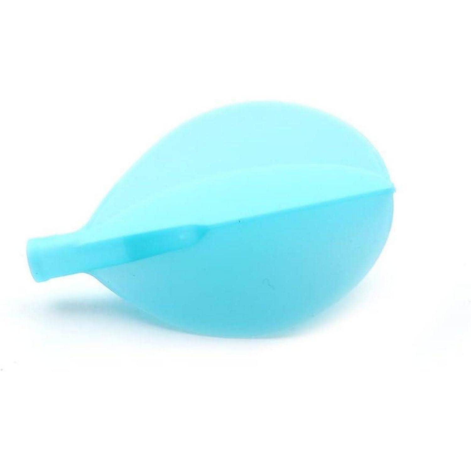 Ein blauer Luftballontiermacher-Ballon, noch nicht aufgeblasen, der auf einer weißen Oberfläche liegt.