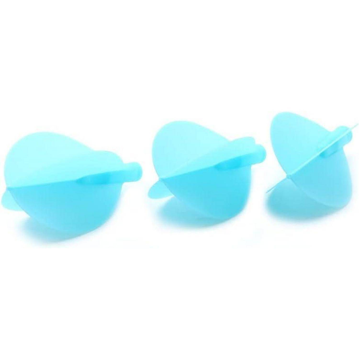 Drei blaue Silikon-Überkochschutz-Deckel mit blütenblattartigen Designs, die zum Abdecken von Töpfen verwendet werden, um Überkochen während des Kochens zu verhindern.