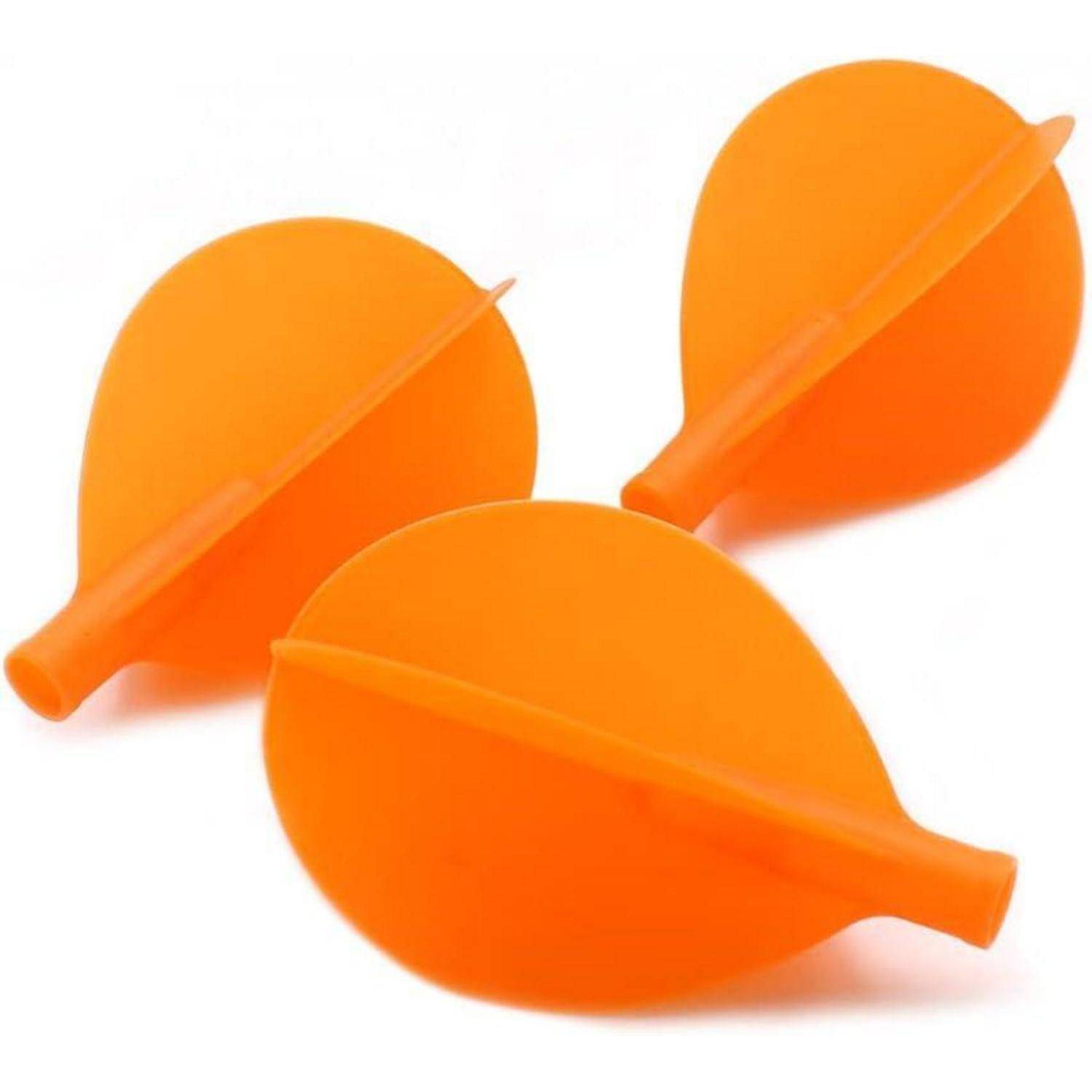 Drei orangefarbene Gummiluftballons, die schlaff auf einem weißen Hintergrund liegen.