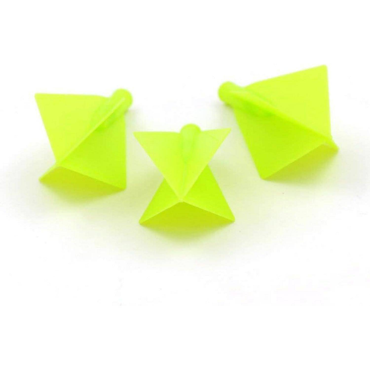 Drei leuchtend grüne Plastikpfeile mit dreieckigen Flossen, die auf einem weißen Hintergrund in einer dreieckigen Formation angeordnet sind.