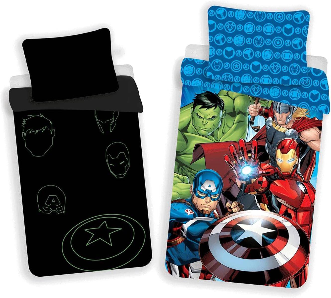 Bettwäsche-Set mit Comic-Buch-Superhelden; links einfarbig mit Umrissen, rechts mit farbenfrohen Illustrationen von Charakteren wie Iron Man und Captain America.
