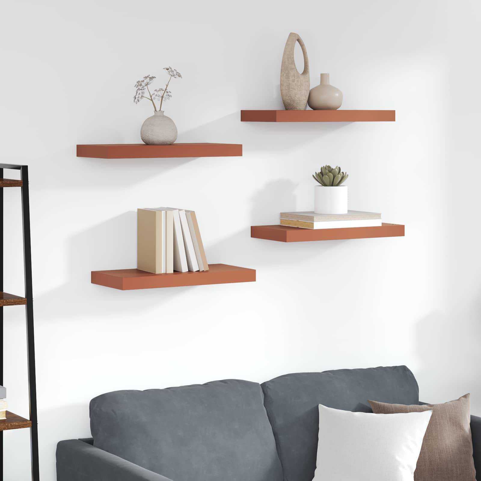 Ein Wohnzimmer mit einem grauen Sofa, roten schwebenden Regalen an der Wand, auf denen Bücher und Vasen ausgestellt sind, wodurch eine moderne, minimalistische Einrichtung entsteht.