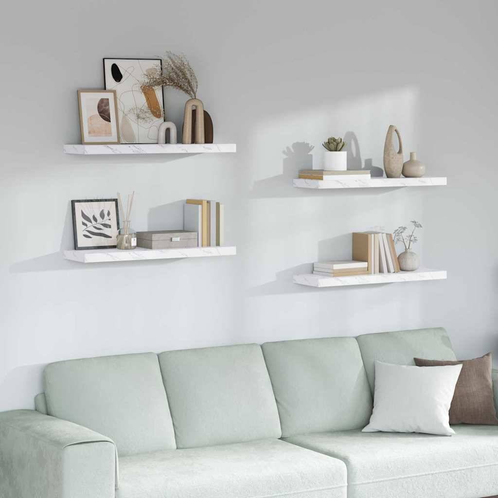 Ein hellgrünes Sofa mit einem weißen Kissen steht an einer Wand. Über dem Sofa befinden sich sechs weiße Regale, auf denen verschiedene Dekorationsgegenstände stehen.