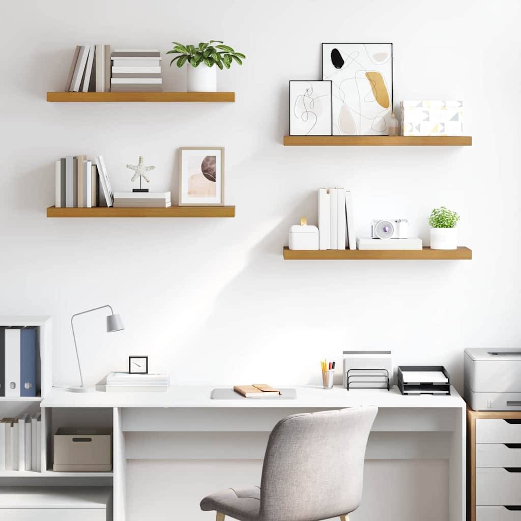 Ein modernes Home Office mit einem weißen Schreibtisch, einem Stuhl, Büchern, einer Lampe und dekorativen Regalen an der Wand, auf denen Bücher, Kunstobjekte und Pflanzen ausgestellt sind.