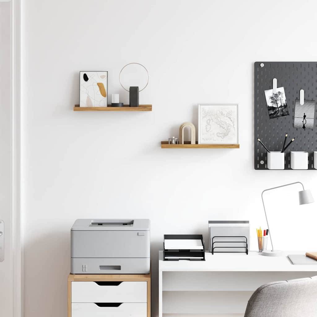 Ein aufgeräumter Büroraum mit einem Drucker auf einem Holzschrank, Regalen mit Dekorationen, einer Pinnwand mit Fotos und einer weißen Lampe auf dem Schreibtisch.