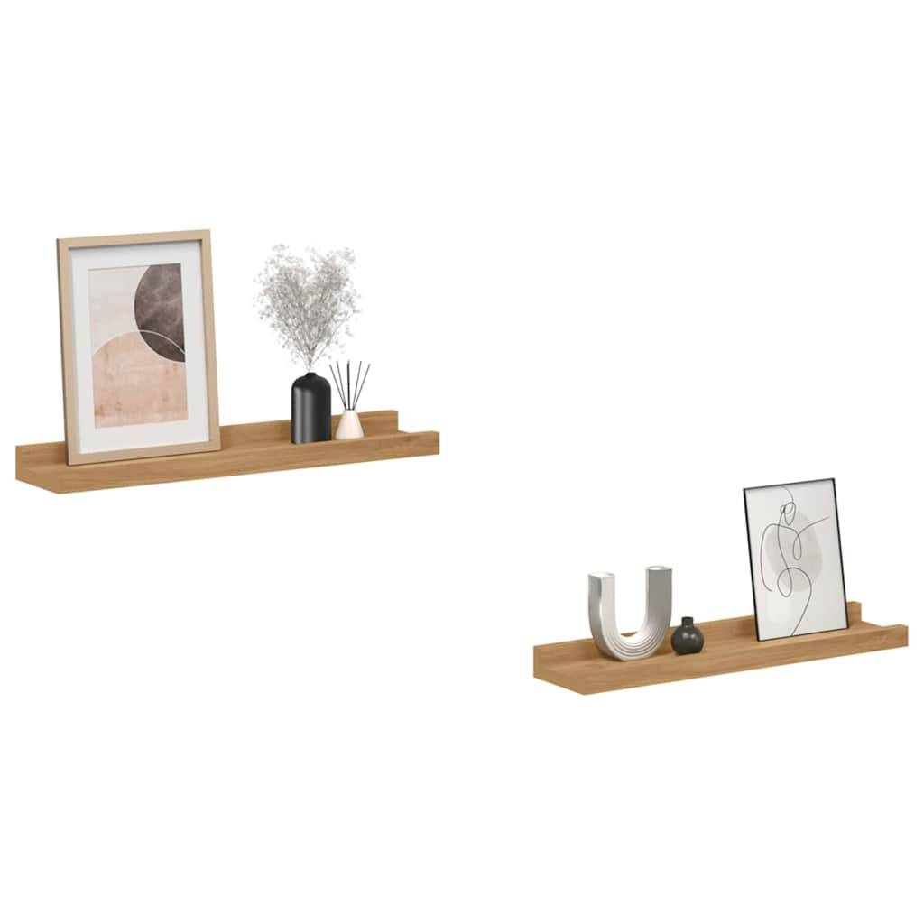 Zwei Holzwandregale, jeweils mit Dekorationselementen. Linkes Regal: gerahmte abstrakte Kunst, Vase mit weißen Blumen. Rechtes Regal: gerahmte Linienkunst, Buchstaben-'U'-Ornament.