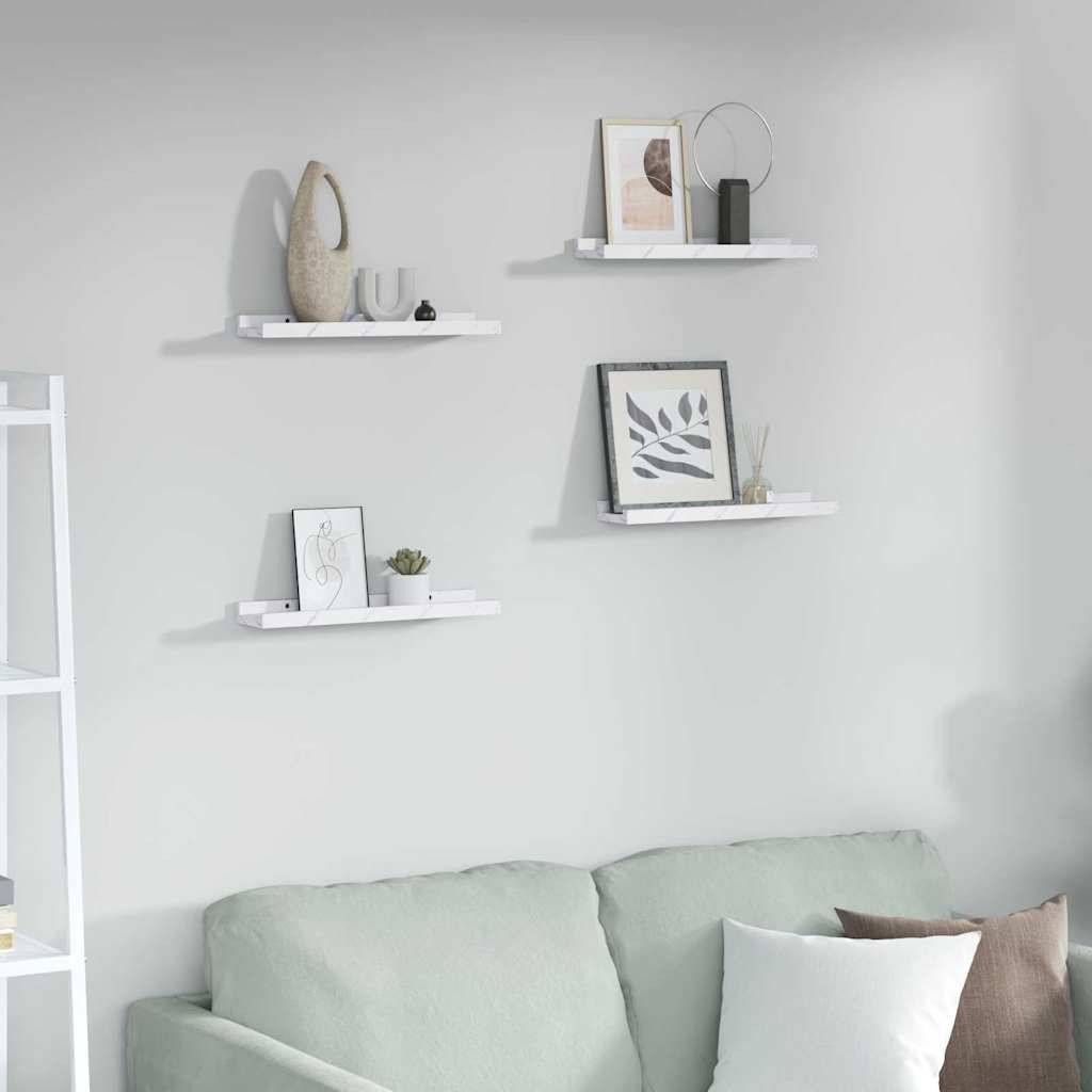 Eine hellgraue Wand mit drei dekorativen Regalen, auf denen minimalistische Vasen und gerahmte Kunstwerke ausgestellt sind, über einem blassgrauen Sofa mit weißen Kissen.