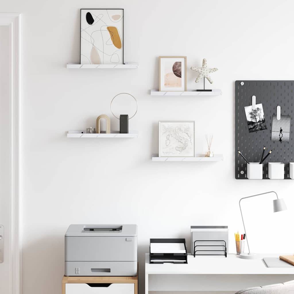Eine moderne Büroeinrichtung mit einem Drucker, Akten und Schreibwaren auf einem weißen Schreibtisch. Die minimalistische Dekoration umfasst abstrakte Kunst und Fotos auf Wandregalen.