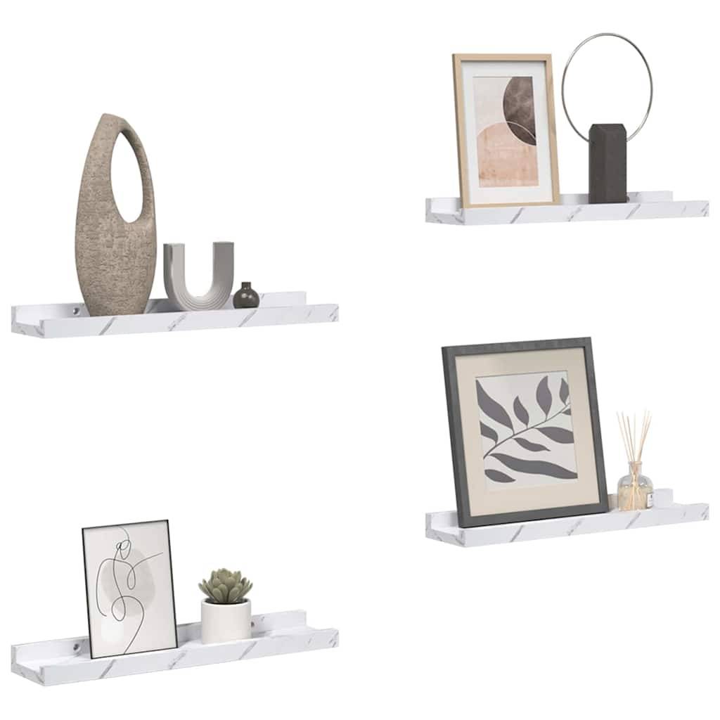 Vier dekorative Wandregale, die jeweils verschiedene Gegenstände präsentieren: abstrakte Kunst, eine Schleifenskulptur, eine Vase, kleine Pflanzen und Schilfstabdiffusoren.