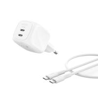 Weißes USB-C-Wandladegerät mit zwei USB-C-Anschlüssen und einem abnehmbaren USB-C-Dual-Kabel auf neutralem Hintergrund.