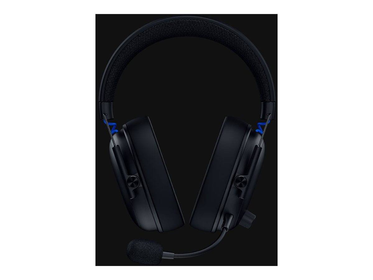 Ein Paar schwarzer Over-Ear-Kopfhörer mit einem Schwanenmikrofon und gepolsterten Ohrmuscheln, die vor einem einfarbigen schwarzen Hintergrund platziert sind.