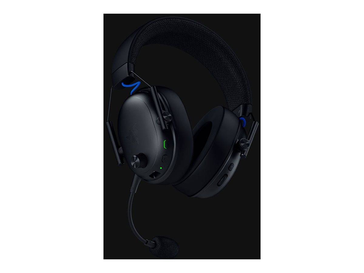 Ein schwarzes Gaming-Headset mit Mikrofon auf einem dunklen Hintergrund, mit blauen LED-Akzenten an den Ohrmuscheln.