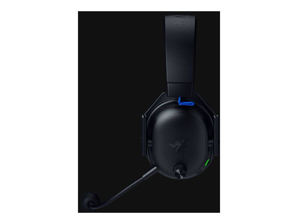 Ein schwarzes Gaming-Headset mit Mikrofon, das ein prominentes Markenlogo auf der Ohrmuschel trägt, vor einem dunklen Hintergrund.