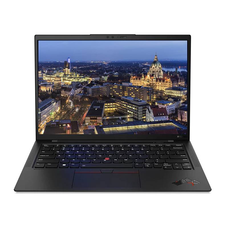 Schwarzer Lenovo ThinkPad-Laptop, geöffnet und nach vorne zeigend, mit einer Stadtlandschaft in der Abenddämmerung auf dem Bildschirm.