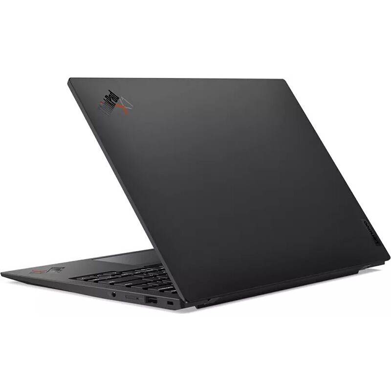 Schwarzer Lenovo ThinkPad-Laptop, schräg geöffnet auf weißem Hintergrund dargestellt.
