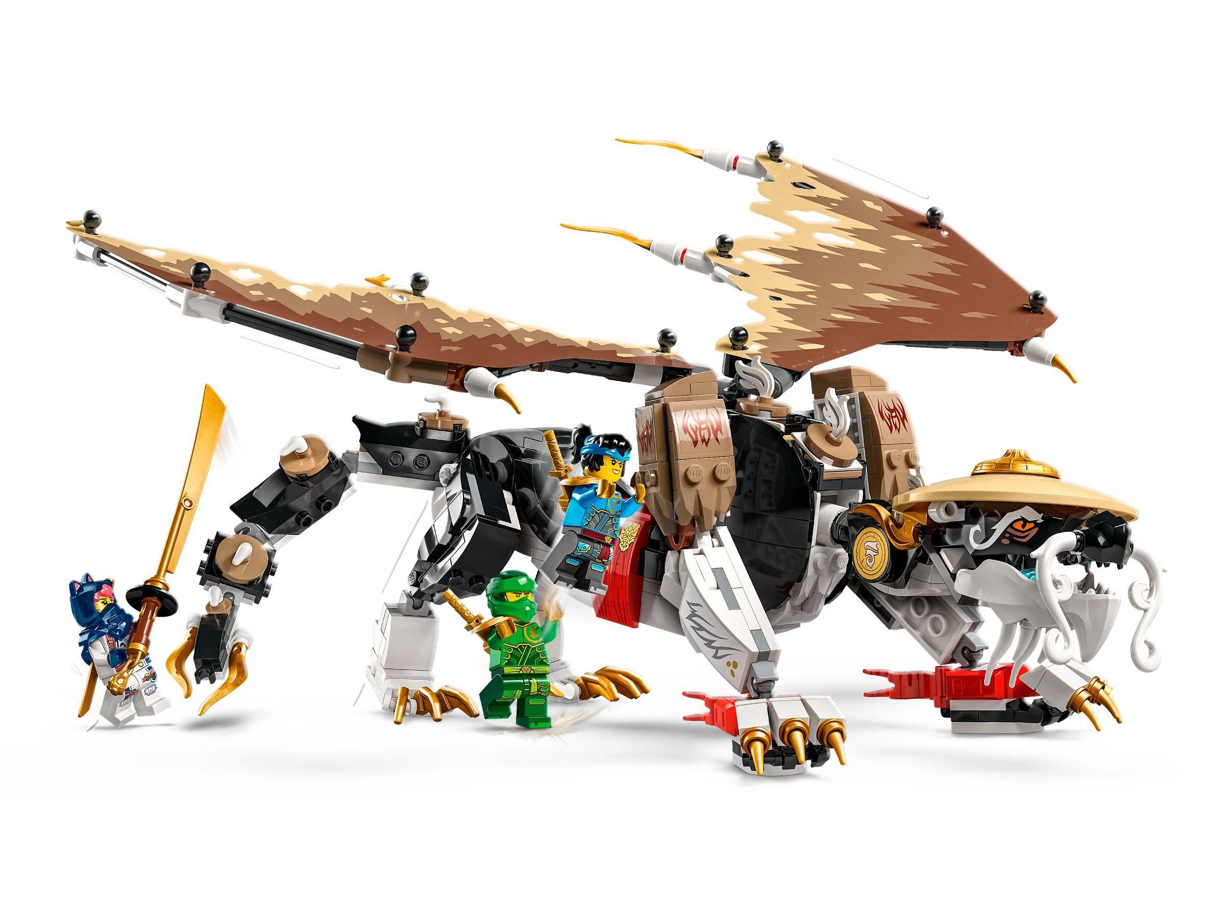 Eine LEGO-Drachenfigur mit großen braunen und beigen Flügeln, die auf allen vieren steht. Zwei LEGO-Ninja-Charaktere sind in der Nähe des Drachen positioniert.