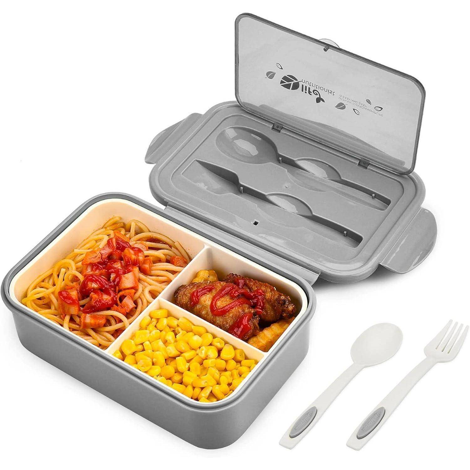 Eine graue Brotdose mit drei Fächern, die Spaghetti mit Sauce, Hühnchen mit Ketchup und Mais enthalten. Der Deckel verfügt über Löffel- und Gabelaufbewahrung.