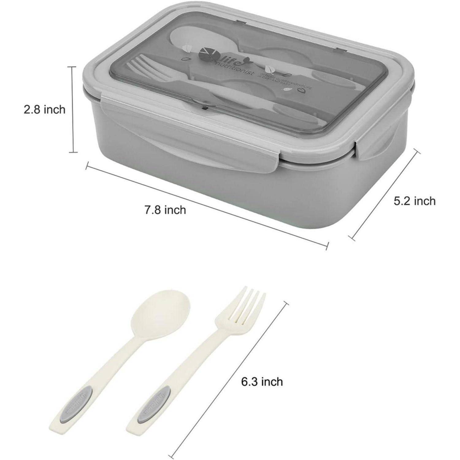 Eine graue rechteckige Brotdose mit den Abmessungen 7,8 x 5,2 x 2,8 Zoll enthält integrierte Gabel und Löffel. Die separaten Bestecke sind 6,3 Zoll lang.
