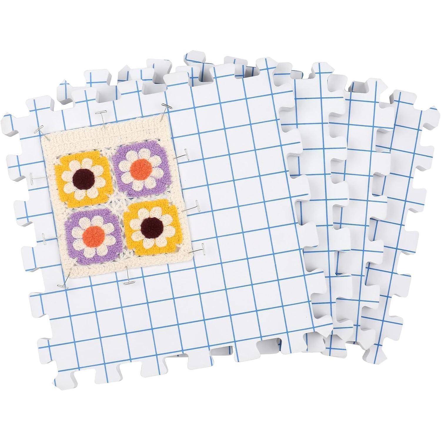 Vier ineinandergreifende Schaumstoffmatten mit Gittermustern, eine davon mit bunten Blumenmustern in Gelb-, Lila- und Orangetönen.