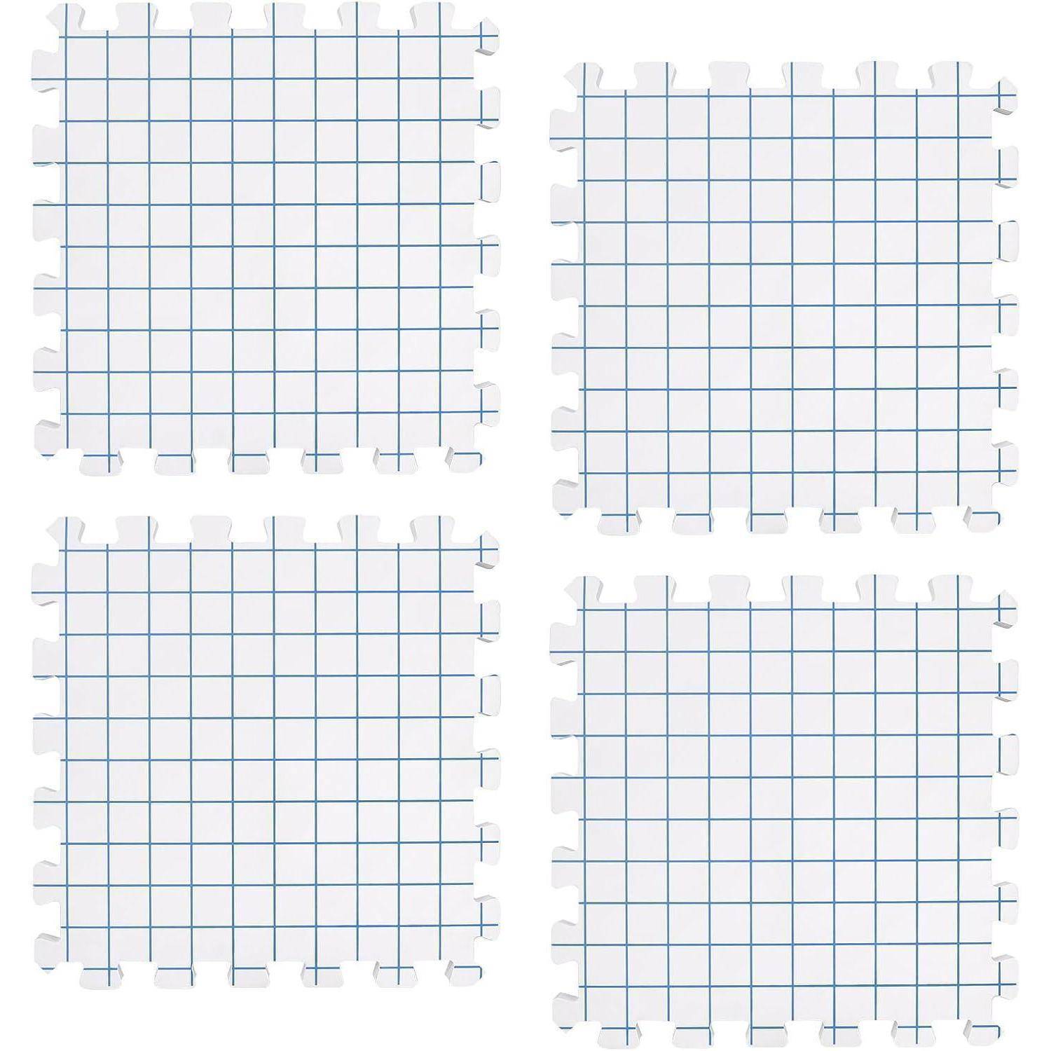 Vier weiße quadratische Blätter mit blauen Gitterlinien, die Millimeterpapier ähneln, in einem 2x2-Muster auf weißem Hintergrund angeordnet.