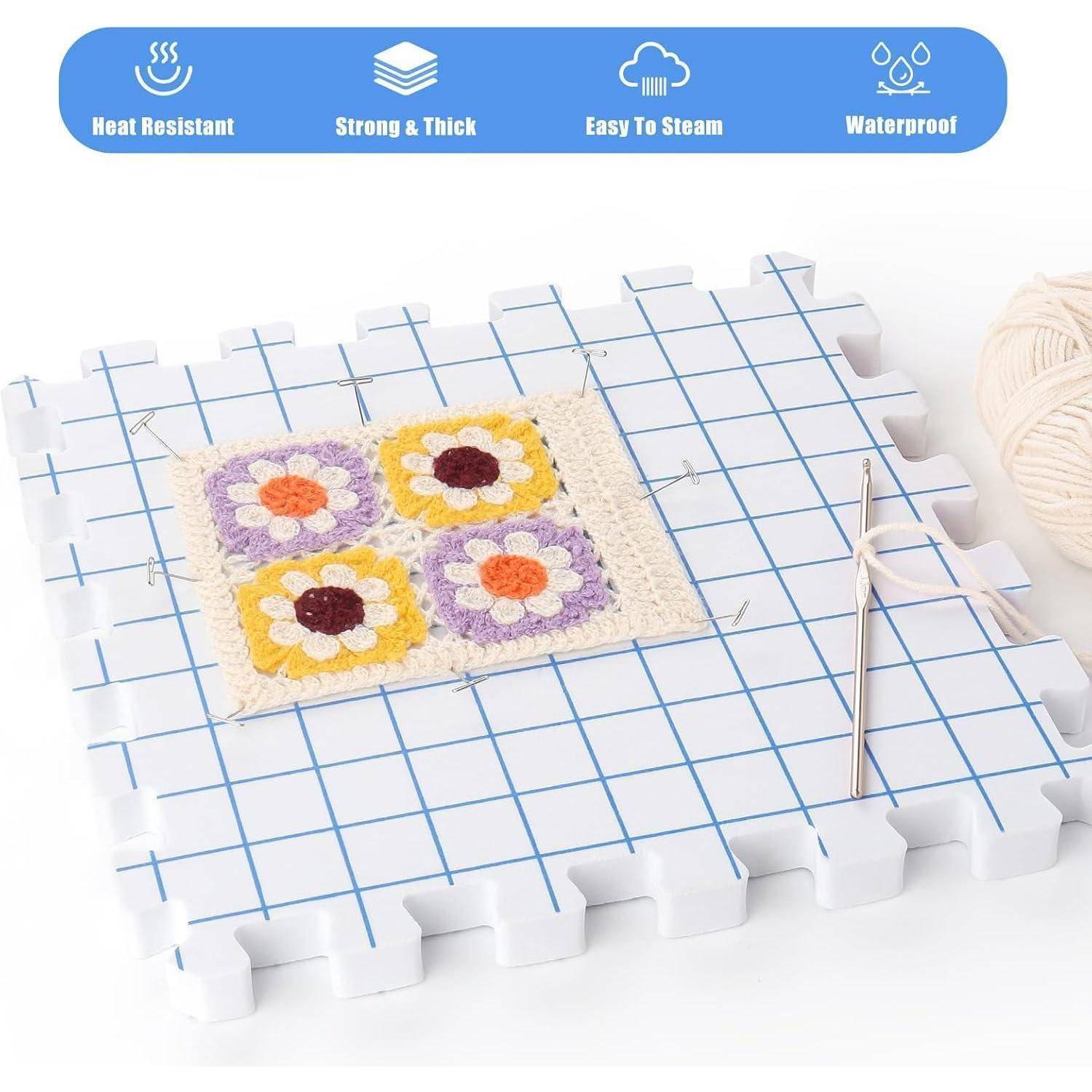 Eine Häkelunterlage auf einem karierten Schaumstoffpad mit gehäkelten Blumen und einer Nadel. Die oben genannten Merkmale zeigen, dass sie hitzebeständig, robust, leicht zu dampfen und wasserdicht ist.