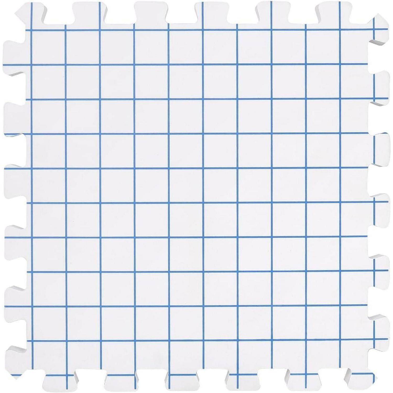 Ineinandergreifende Schaumstoffmatte mit blauem Gittermuster auf weißem Hintergrund, die eine rutschfeste Oberfläche bietet.