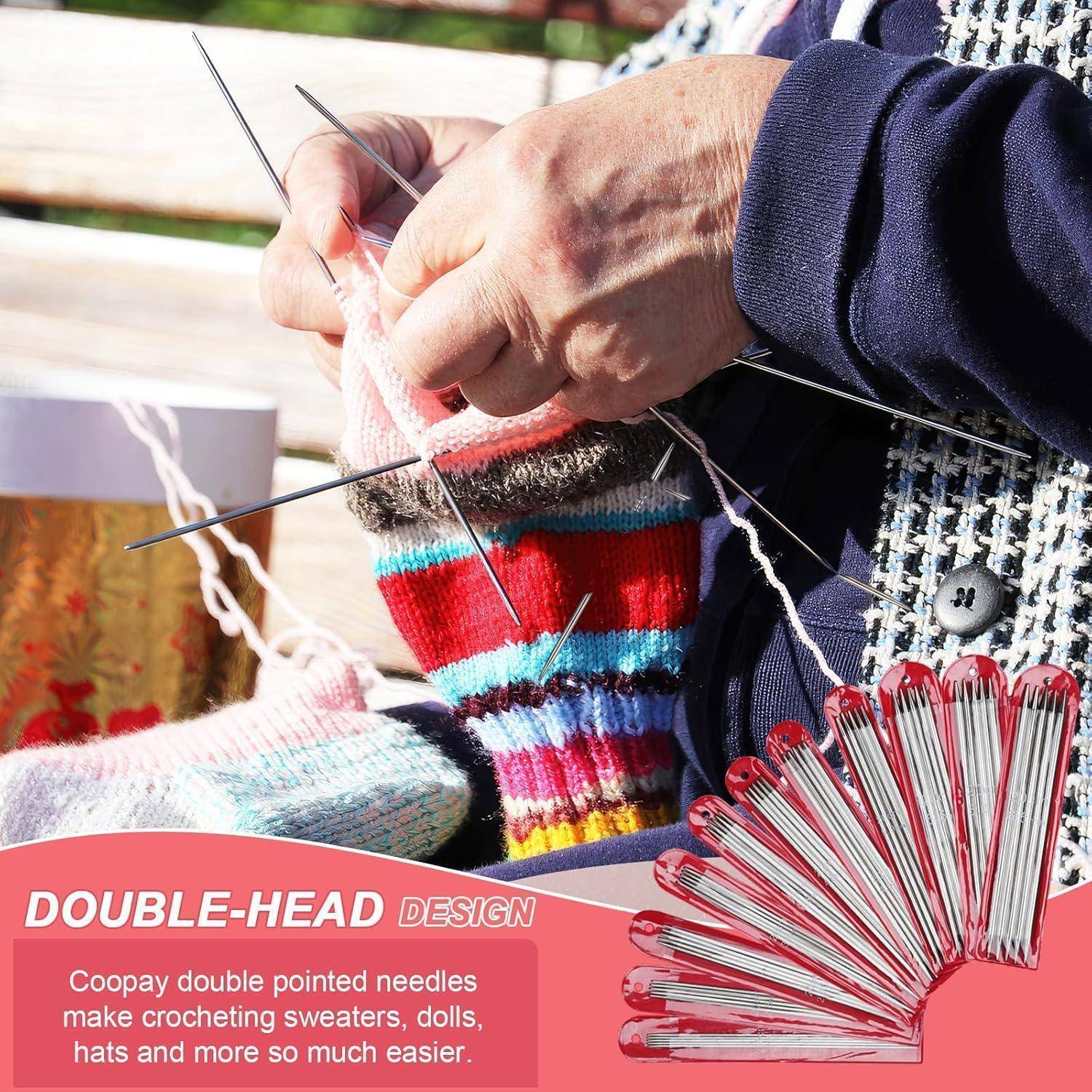 Eine Person, die draußen mit buntem Garn strickt. Der Text lautet „Zweikopf-Design