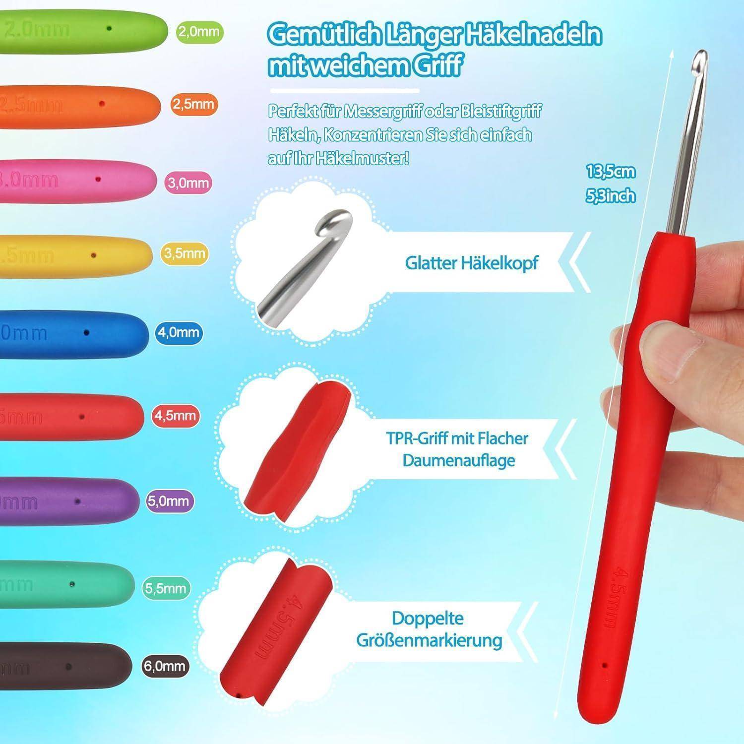 Komfortable längere Häkelnadeln mit weichem Griff, dargestellt mit farbigen Häkelnadeln (2mm-6mm), nach Größe segmentiert. Wichtigste Merkmale sind glatte Haken und flacher Fingergriff.