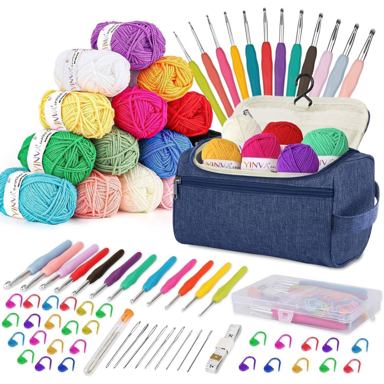 Häkelset mit bunten Garnknäueln, Häkeln in verschiedenen Größen, einer Aufbewahrungstasche und Zubehör wie Maschenmarkierern, Nadeln und Maßband. Ideal für Bastelarbeiten.