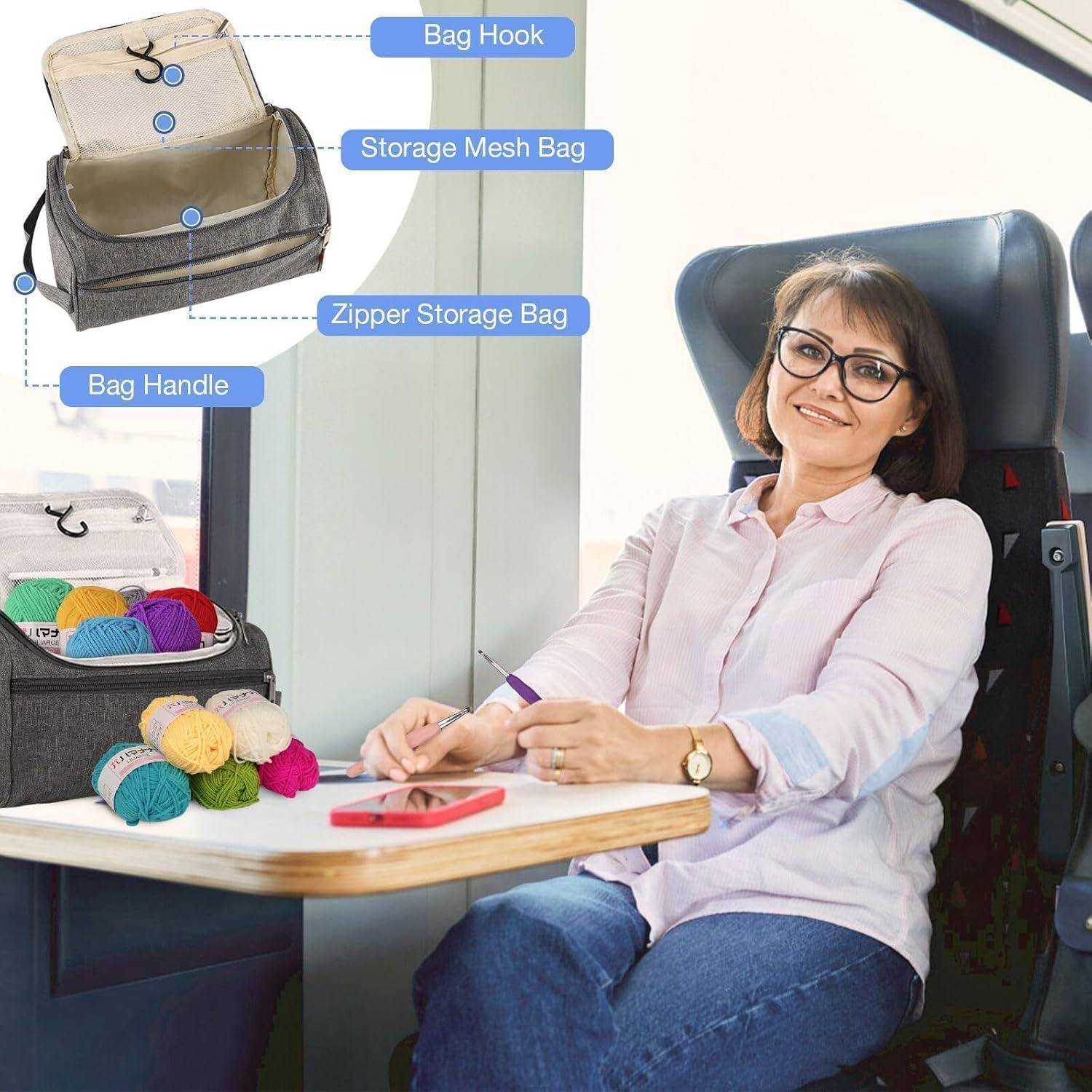 Eine Person, die in einem Zug mit Garn strickt und eine Reisetasche mit beschrifteten Funktionen verwendet: Taschenhalter, Netztasche zur Aufbewahrung, Reißverschlusstasche.
