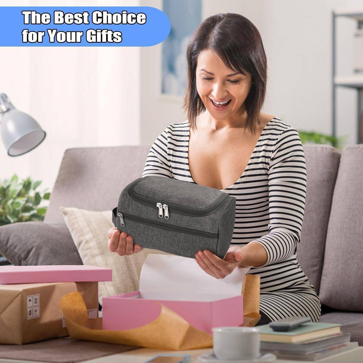 Eine Frau sitzt auf einem Sofa, lächelt und hält eine graue Kulturtasche über einer geöffneten Geschenkbox. Text im Bild lautet: „Die beste Wahl für Ihre Geschenke.