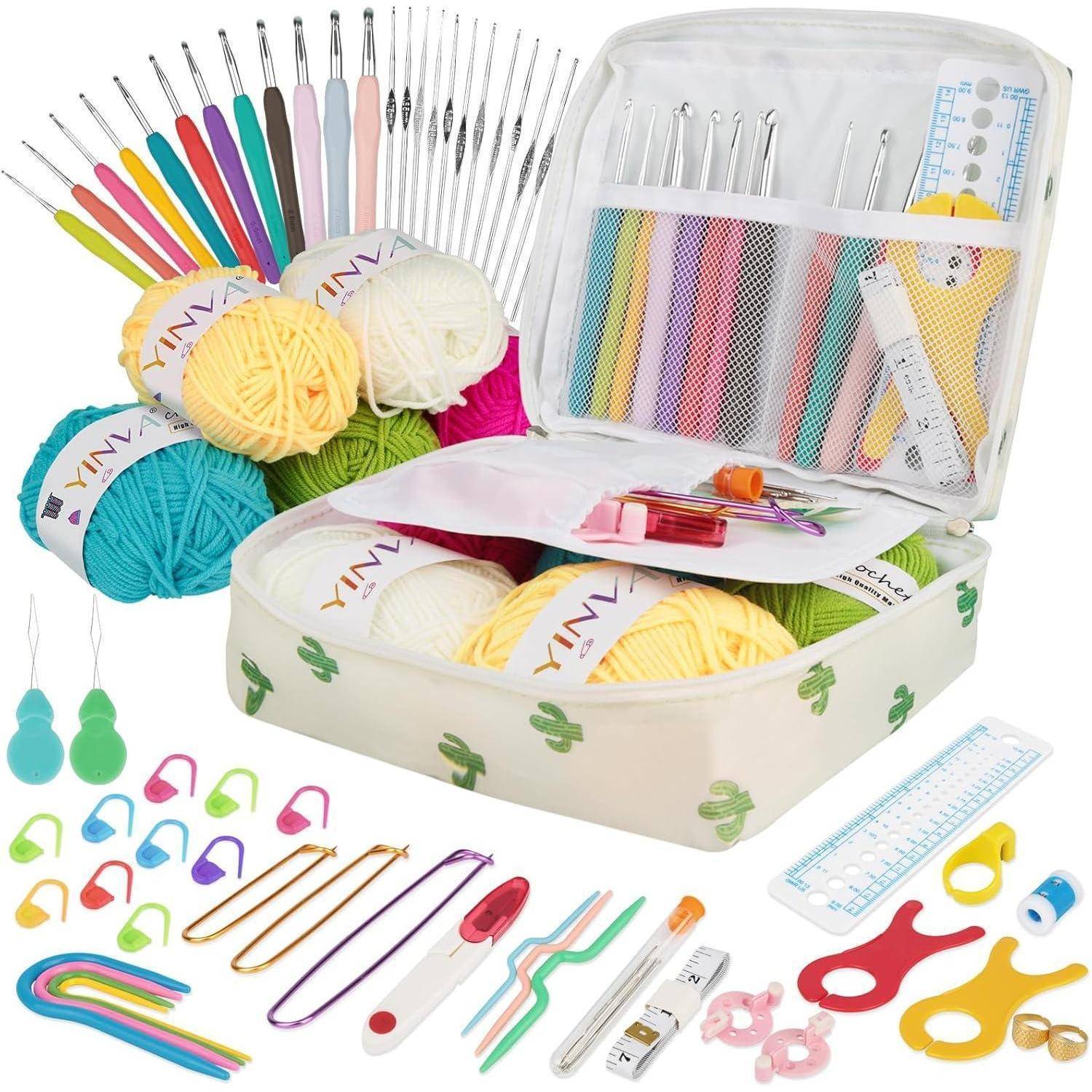 Set zum Häkeln mit bunten Garnen, Häkelnadeln, Maschenmarkierern und Maßband in einer Tasche mit Kakteenmuster, ideal für kreative Projekte.