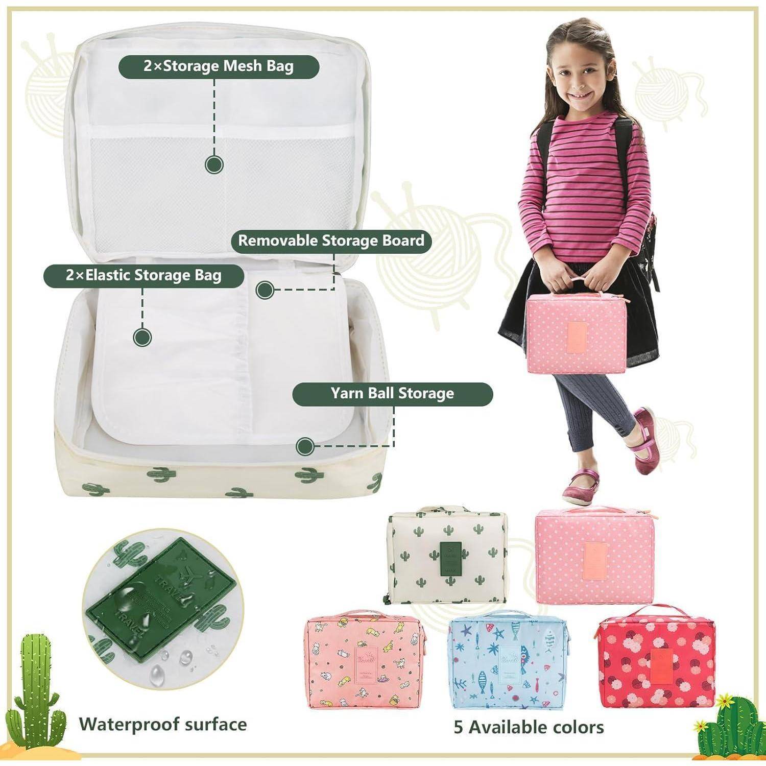 Das Bild zeigt ein junges Mädchen, das eine pinke Aufbewahrungstasche hält. Neben ihr befinden sich vier weitere Taschen in verschiedenen Farben. Die geöffnete Tasche zeigt Netztaschen und eine Aufbewahrungstafel. Text: 'Wasserdichte Oberfläche, 5 verfügbare Farben.