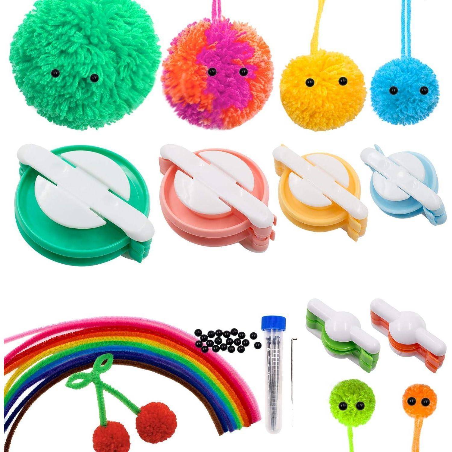 Bastelset mit drei Pompons in Grün, Orange und Blau, Pompon-Herstellern, mehrfarbigen Pfeifenreinigern, schwarzen Perlen und einer Plastikröhre.