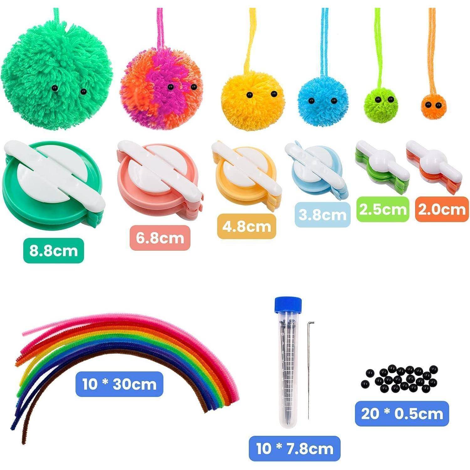 Bastelset mit Pompon-Machern in den Größen 8,8, 6,8, 4,8, 3,8, 2,5, 2 cm, bunten Pfeifenreinigern, einer Nadel, Plastikaugen und einer Aufbewahrungsröhre.